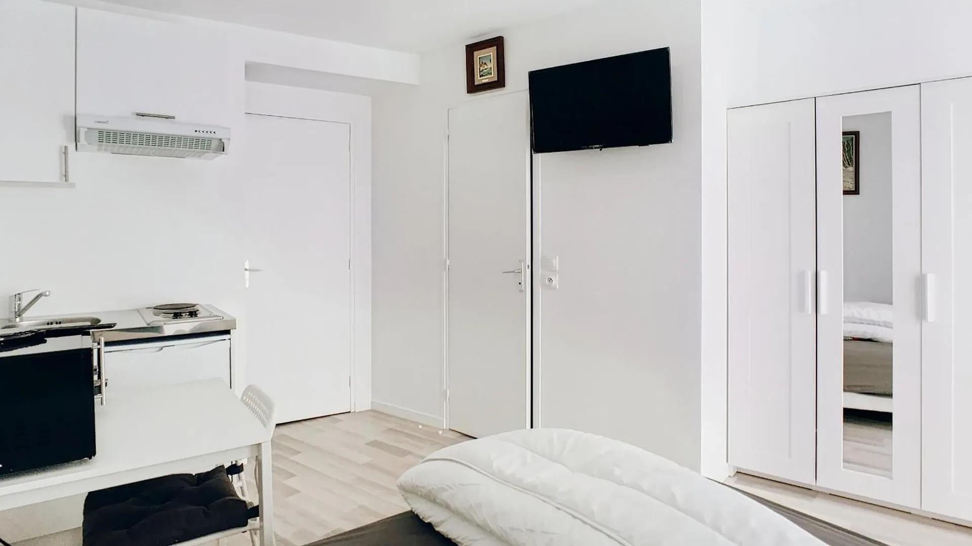 19M2 Studio With Air Conditioning In The 15Th Paris Fransa